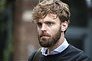 Tim Hofman verjaagd door relschoppers tijdens BOOS-opnames
